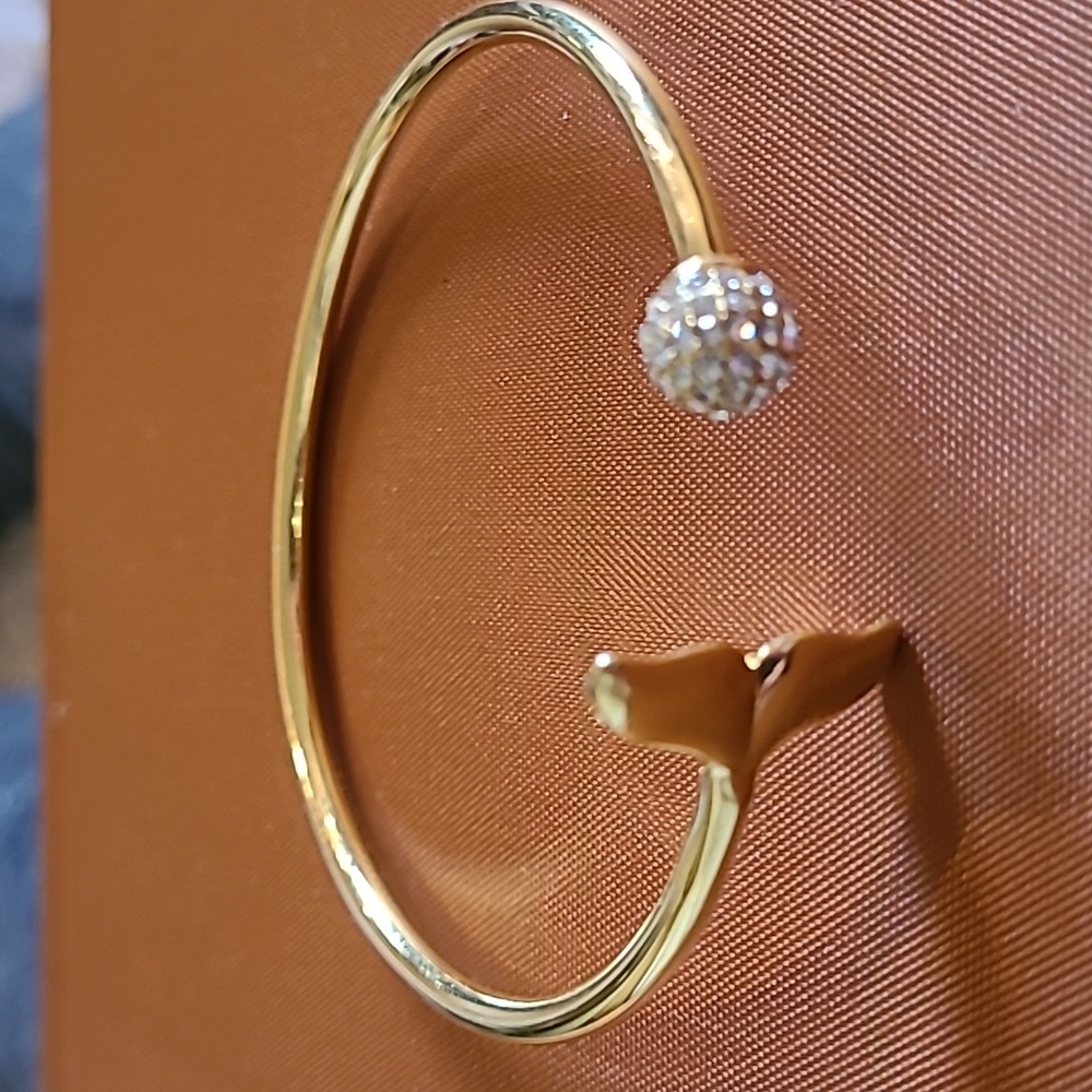 Stunning whale tail and crystal goldtone bracelet